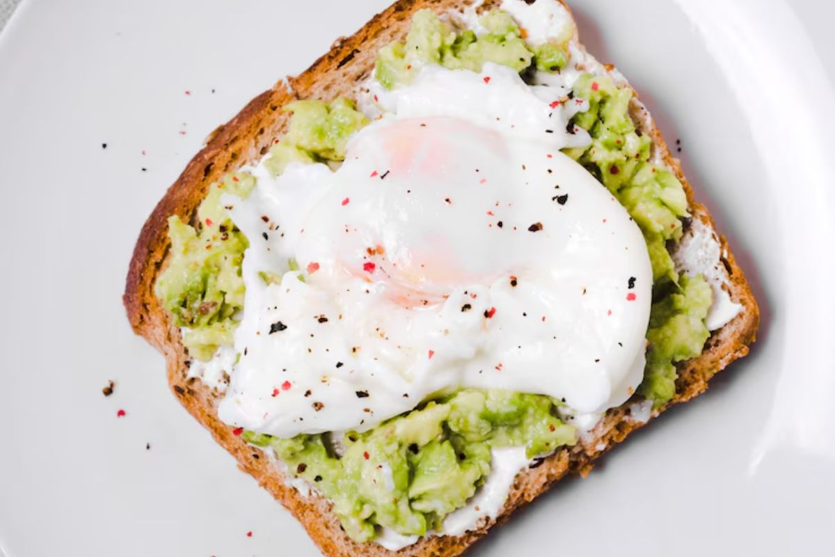 Sepiring avocado toast dengan telur