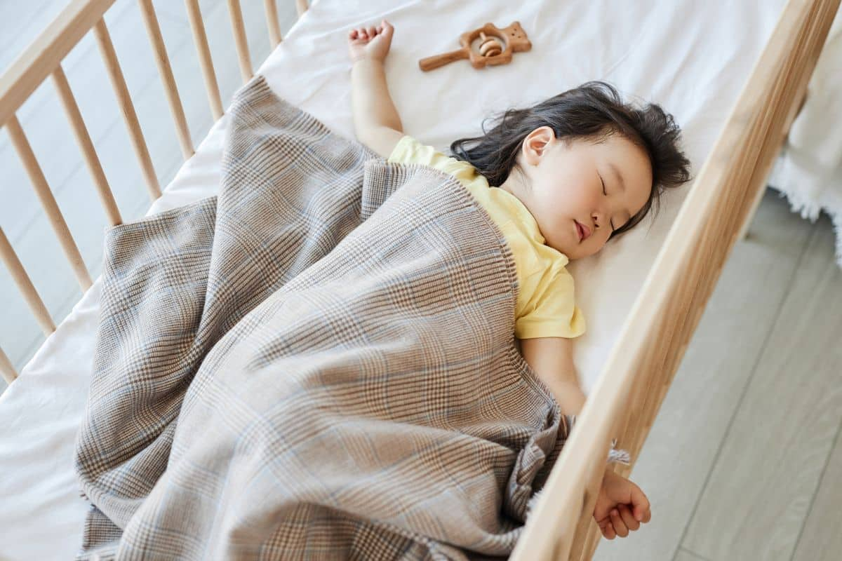 Anak sedang tidur dengan posisi terlentang