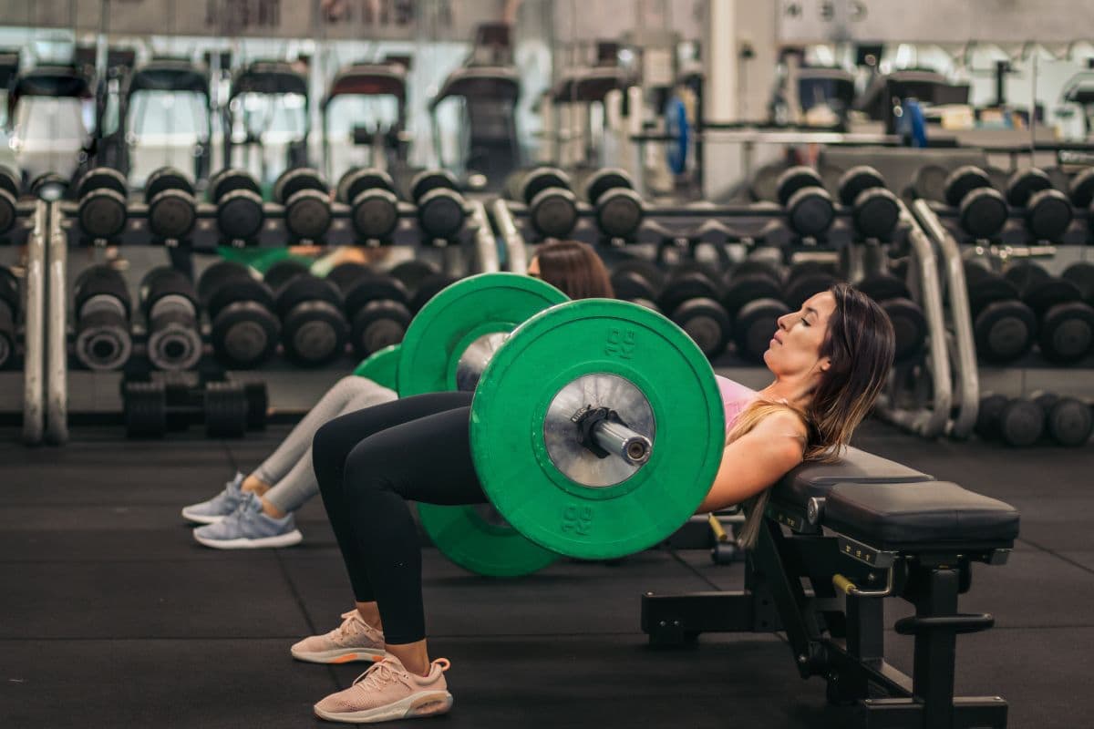 Wanita sedang melakukan hip thrust