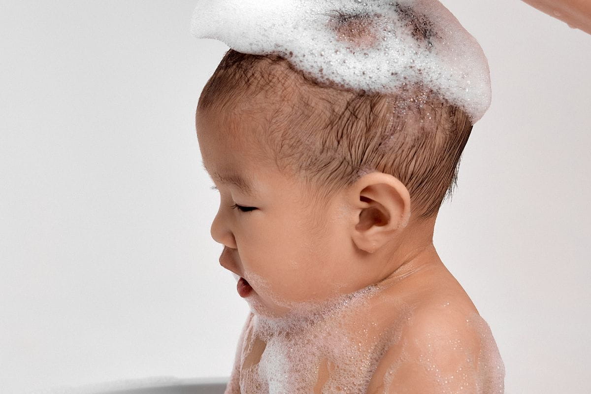 Anak bayi sedang mandi