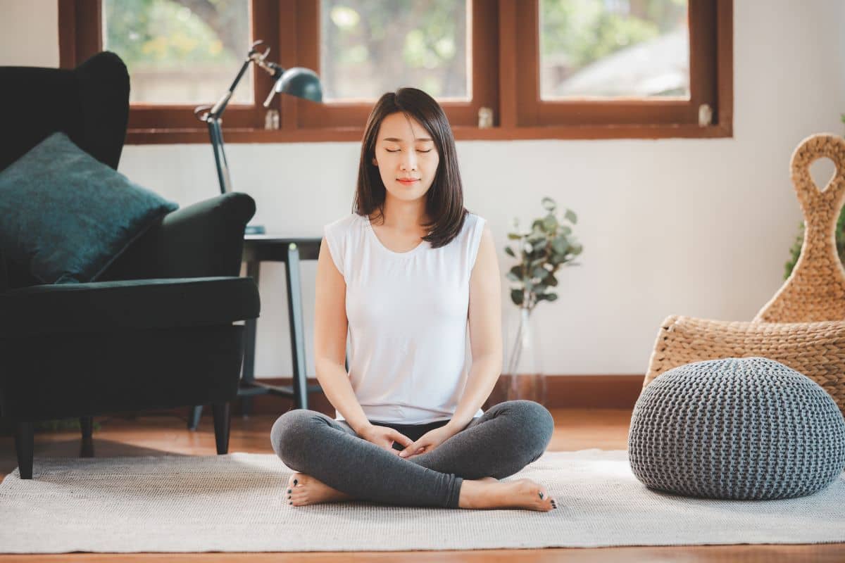 Seorang wanita sedang meditasi