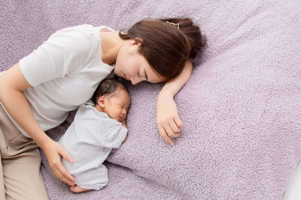 Seorang ibu dan bayi sedang tidur