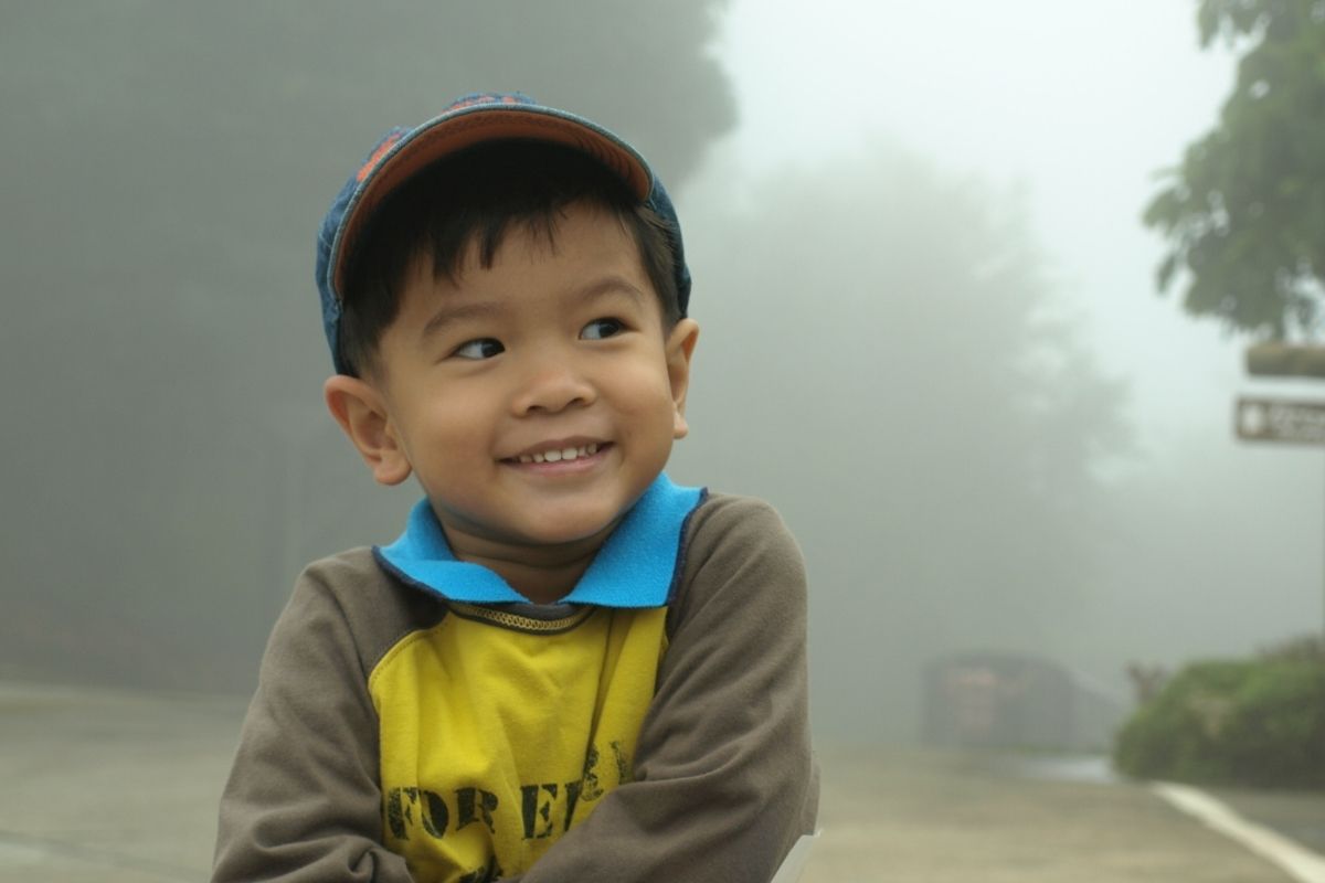 Anak kecil sedang kedinginan