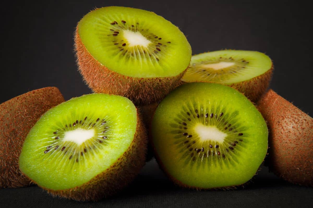 Irisan buah kiwi segar