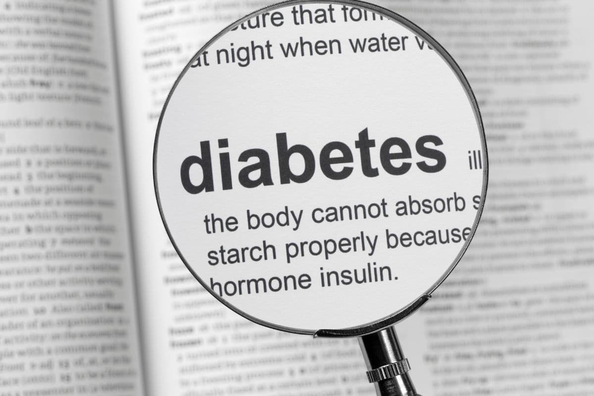 Kaca pembesar melihat tulisan diabetes