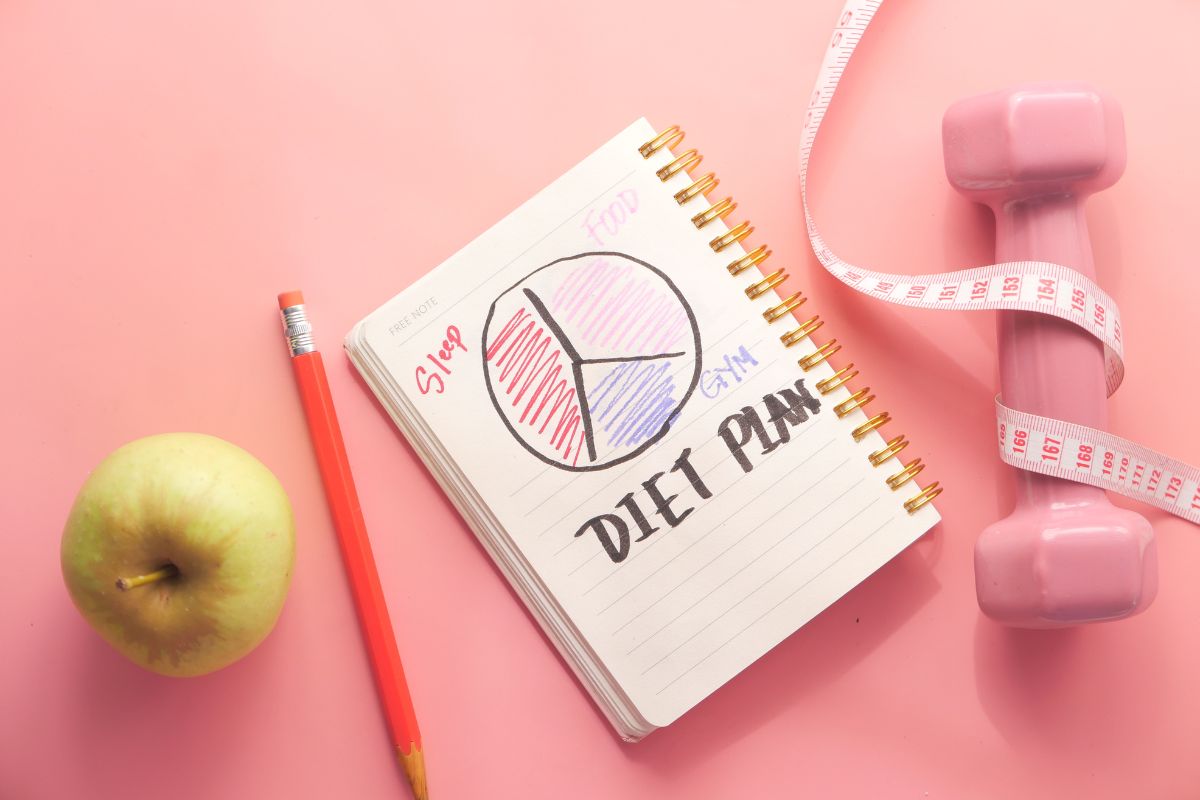 Buku note bertuliskan diet plan