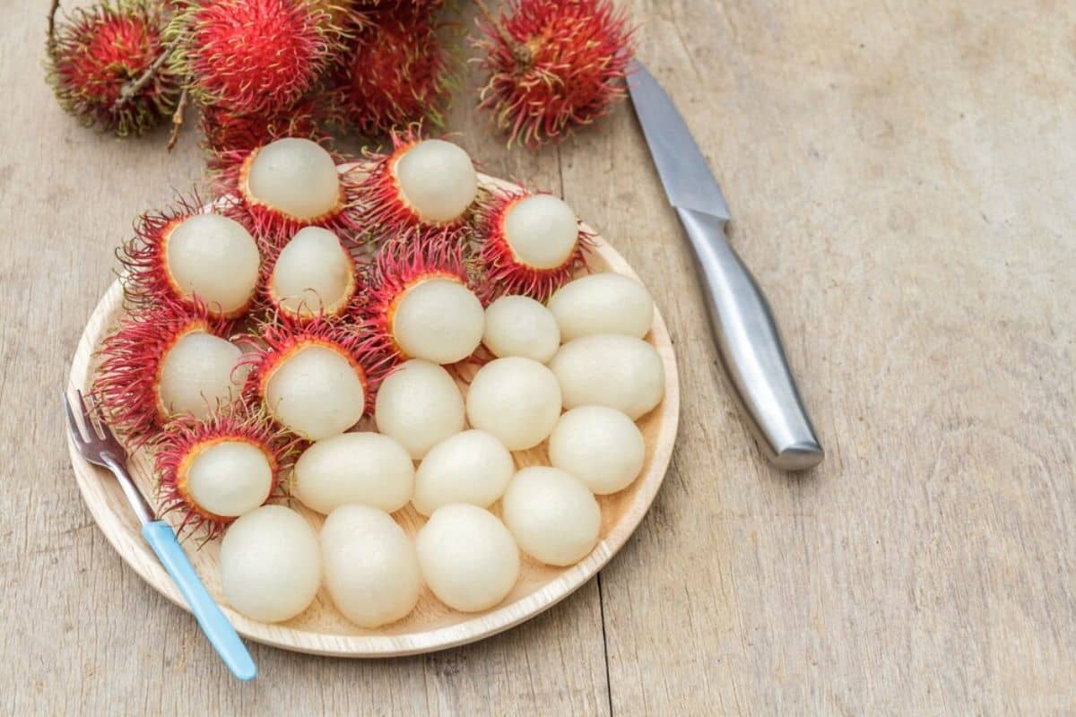 Buah rambutan kupas dan utuh