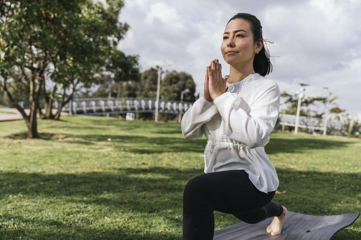 Wanita sedang melakukan lunges