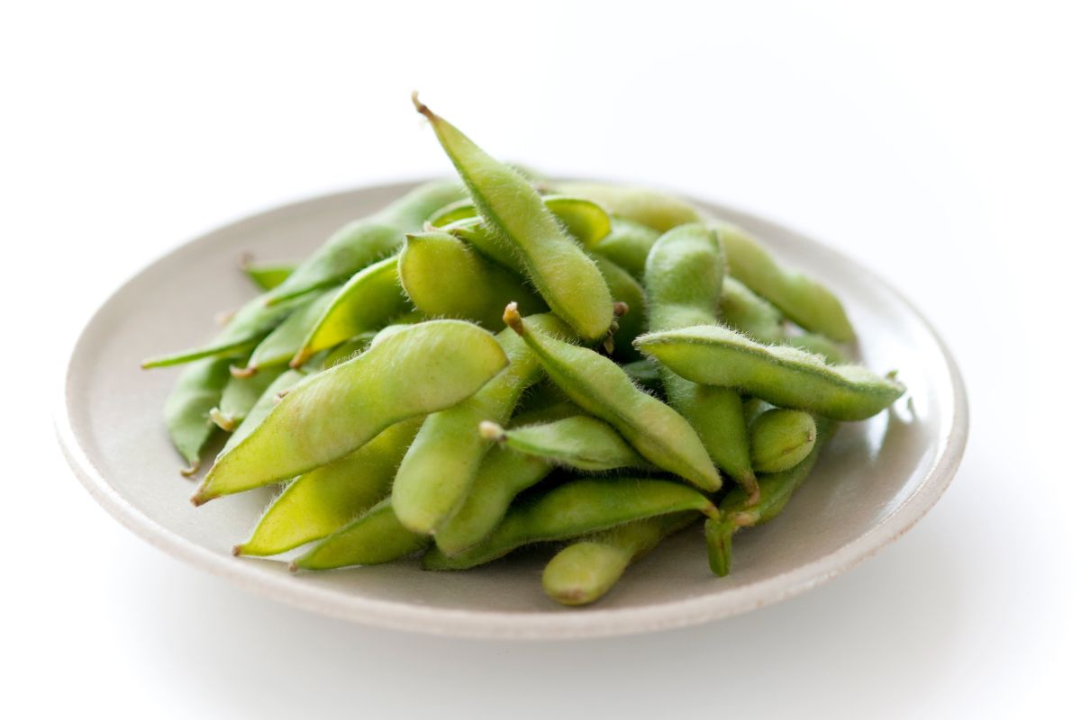 Edamame di atas piring