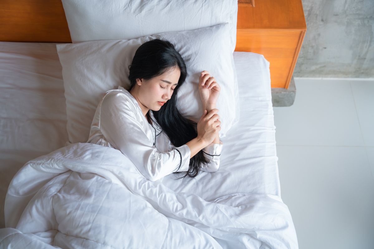 Wanita sedang tidur di tempat tidur