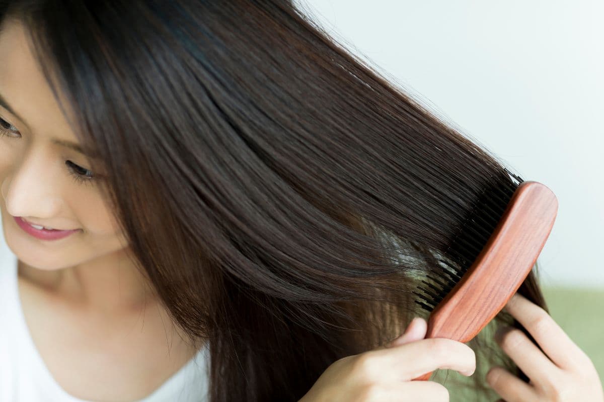 Seorang wanita sedang menyisir rambut