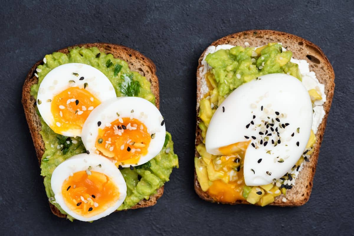 Avocado toast dengan topping telur setengah matang