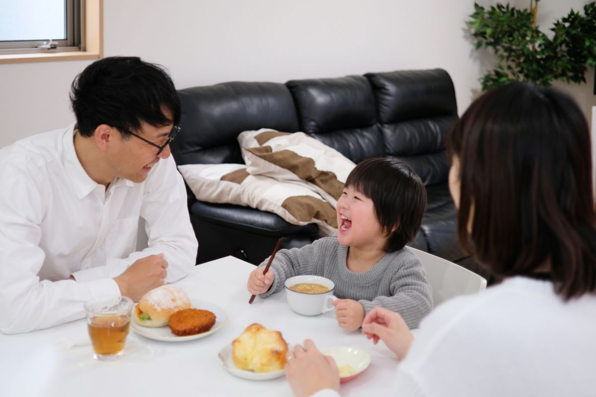 Orang tua memberikan pujian pada anak yang sedang makan