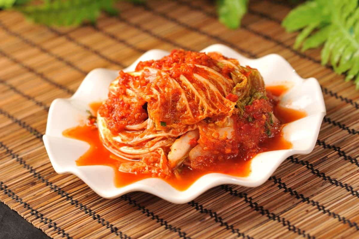 Kimchi dalam piring putih