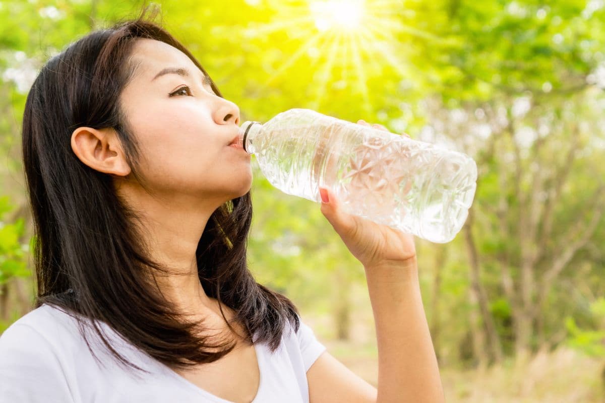 Wanita minum air putih