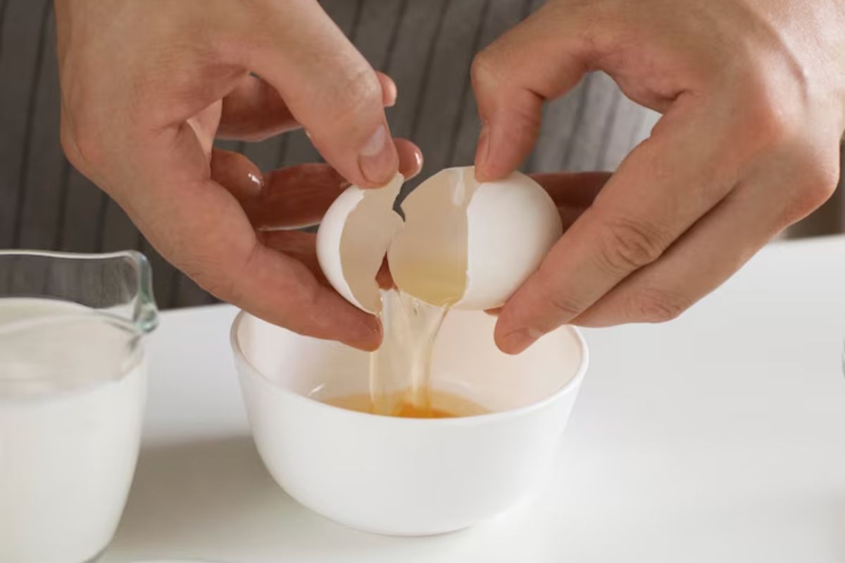 Memisahkan kuning dari putih telur untuk masker