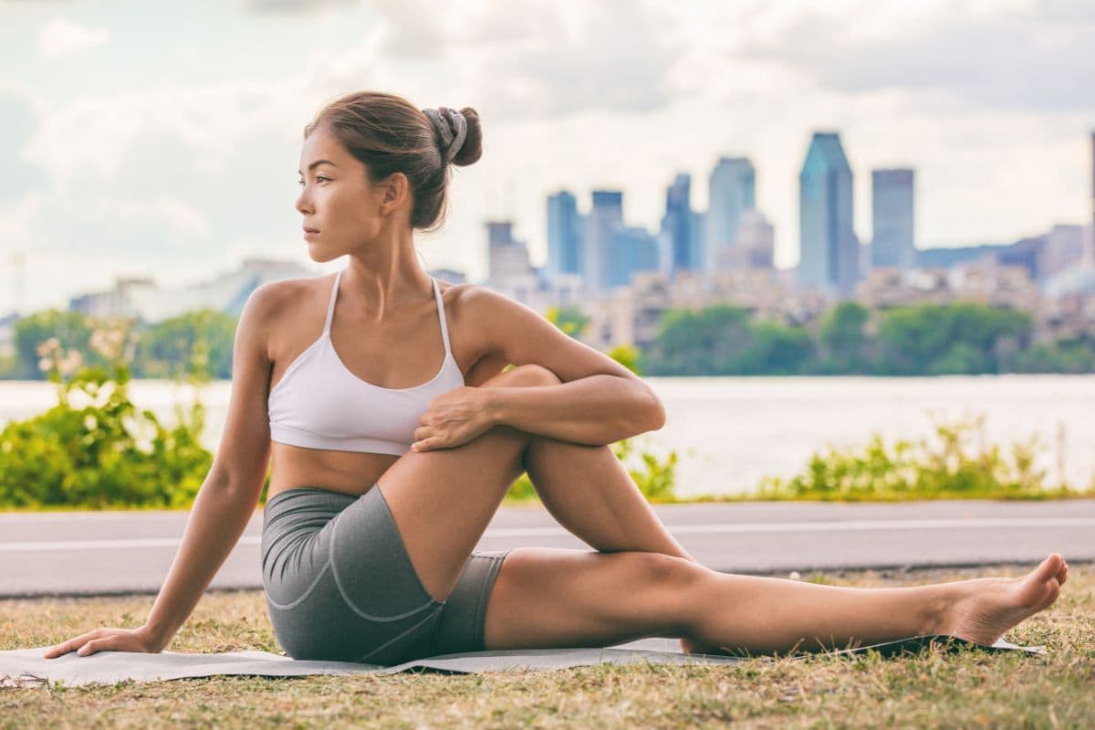 Wanita sedang melakukan yoga di luar ruangan