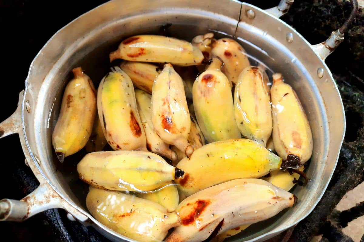 Pisang rebus di dalam panci