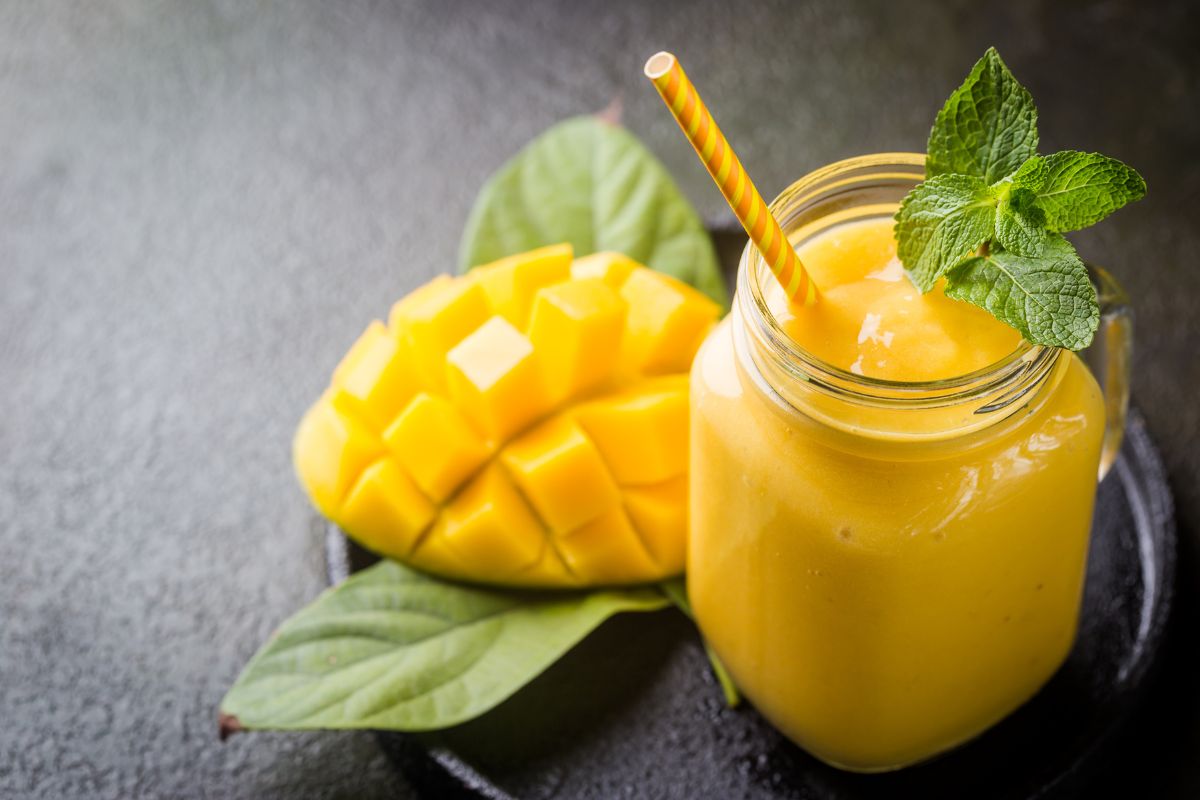 Smoothies mangga dengan daun mint