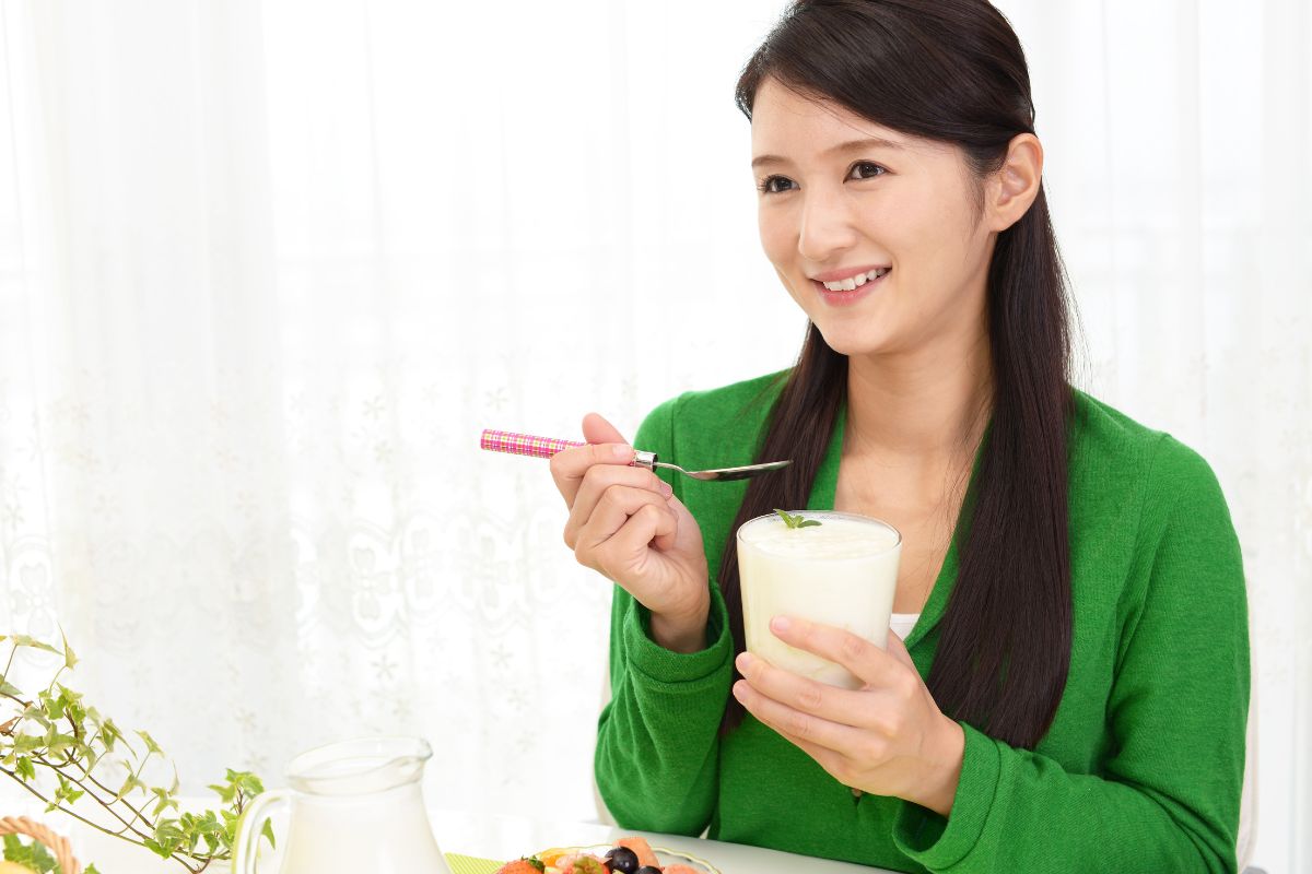 Wanita memakan yogurt