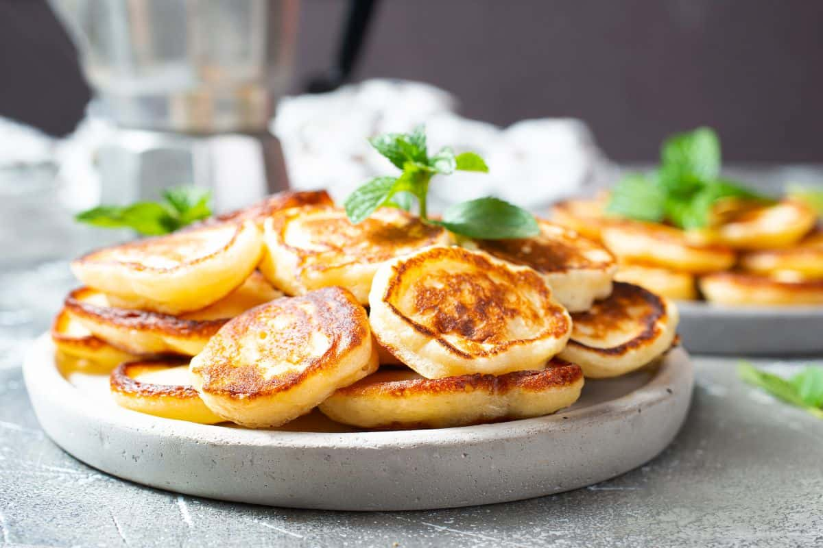 Tumpukan pancake pisang mini