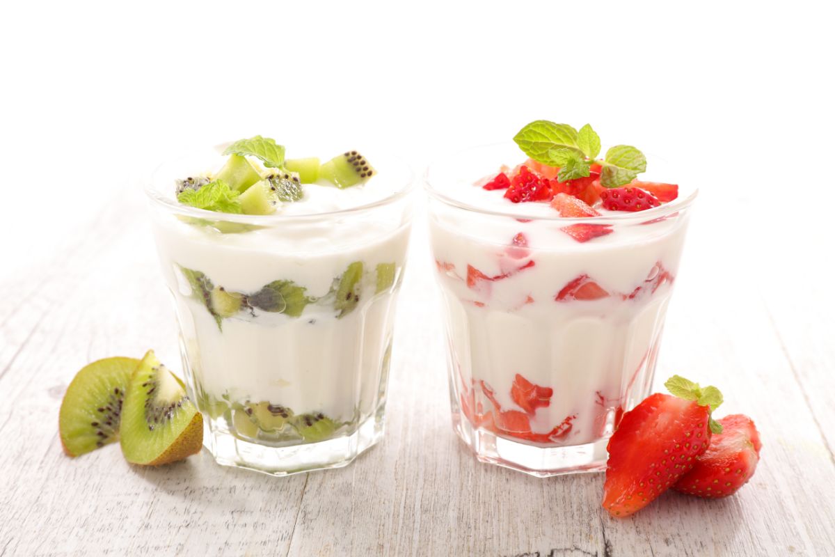 Potongan kiwi dan stroberi dengan yogurt