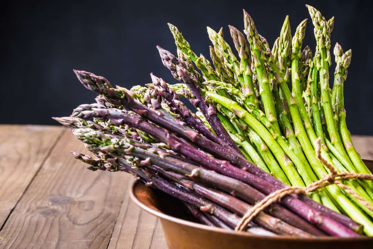 Asparagus segar di dalam keranjang