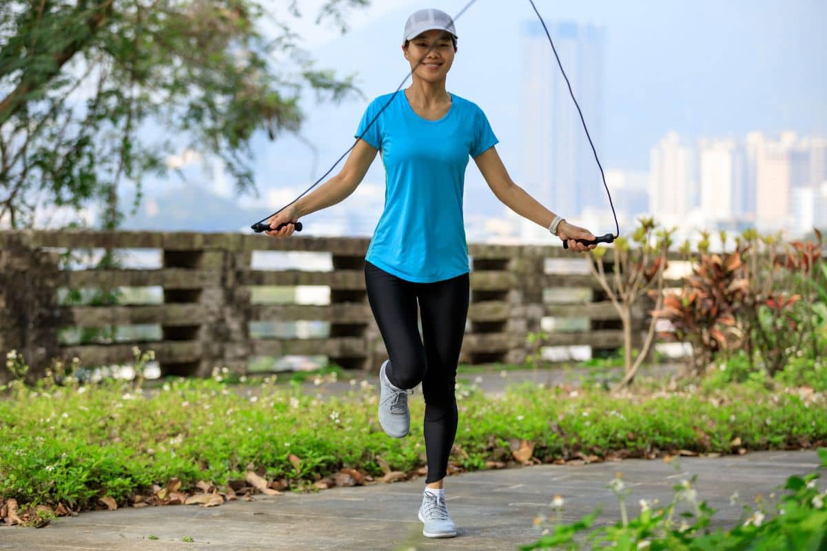 Wanita sedang melakukan skipping