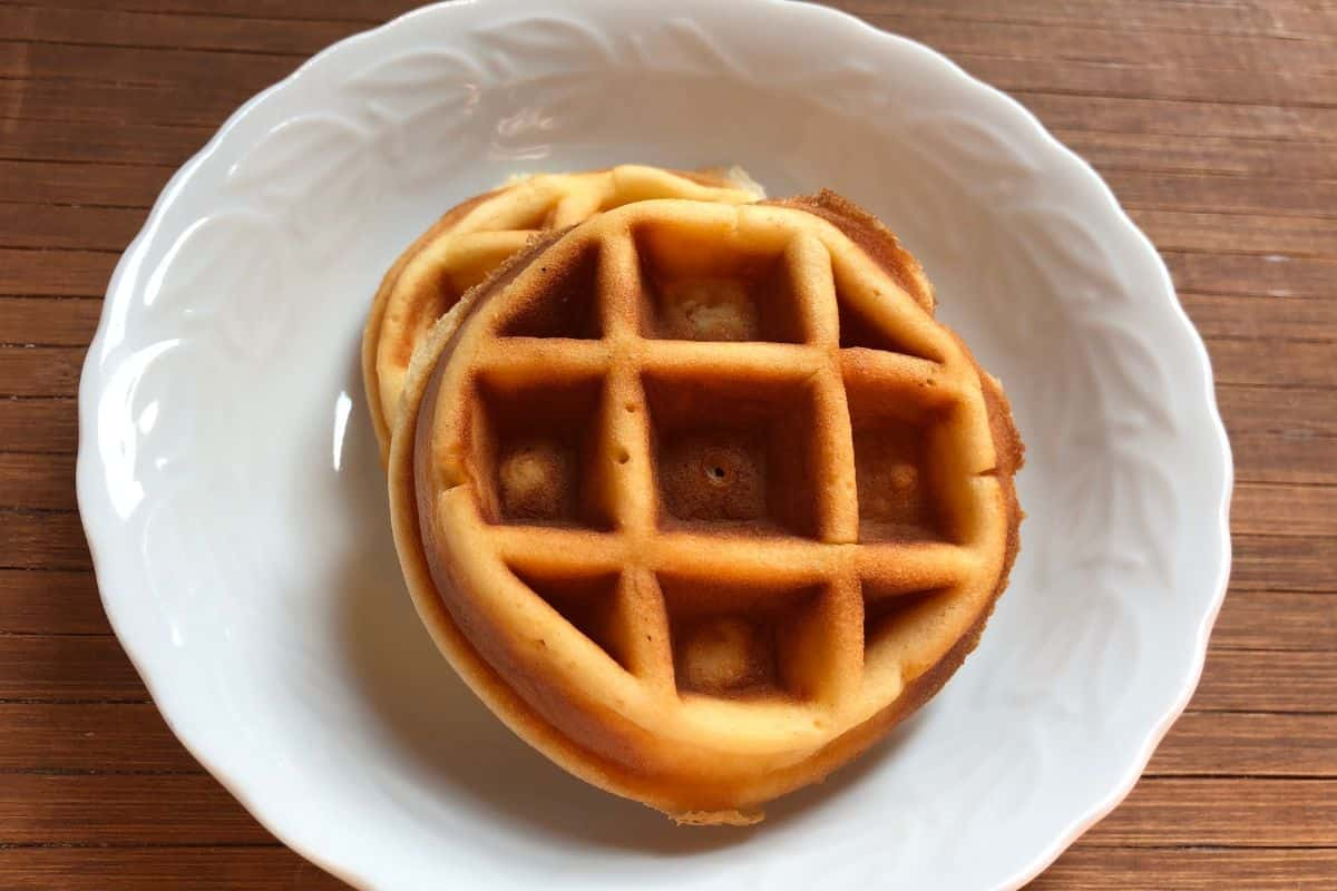 Waffle mini di atas piring