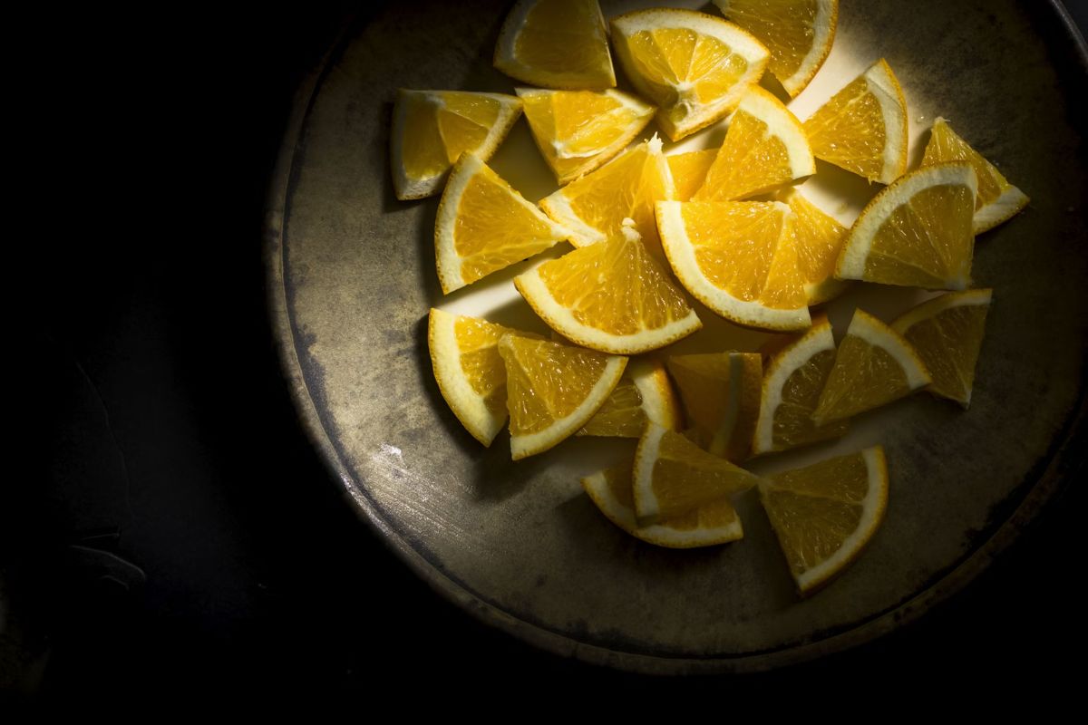 Sepiring sliced lemon