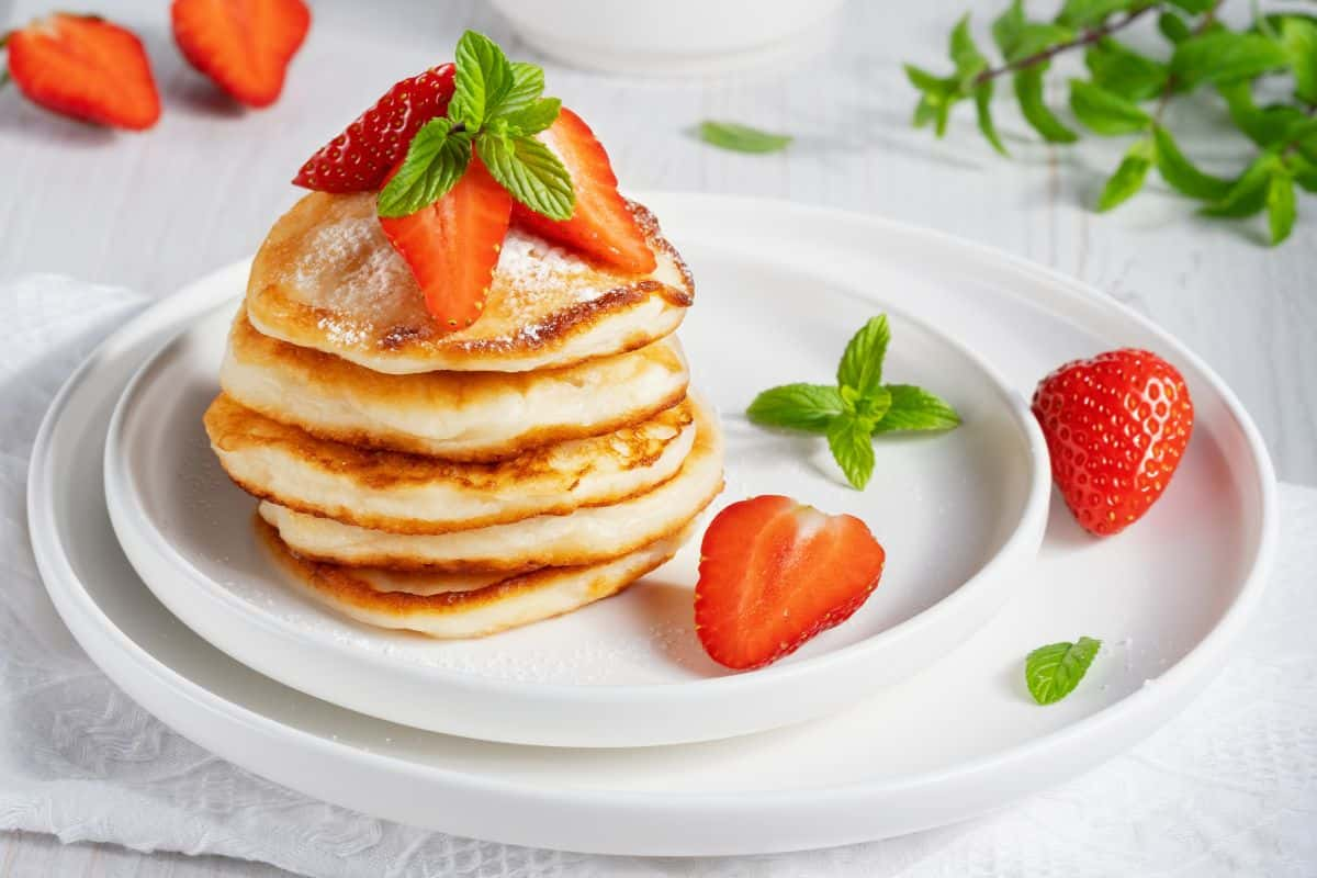 Pancake dengan topping buah stroberi