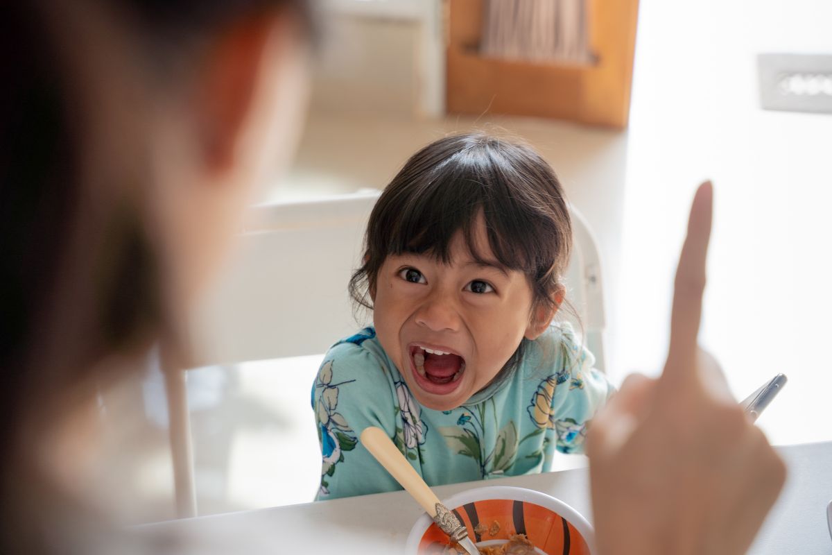 Anak kecil sedang marah