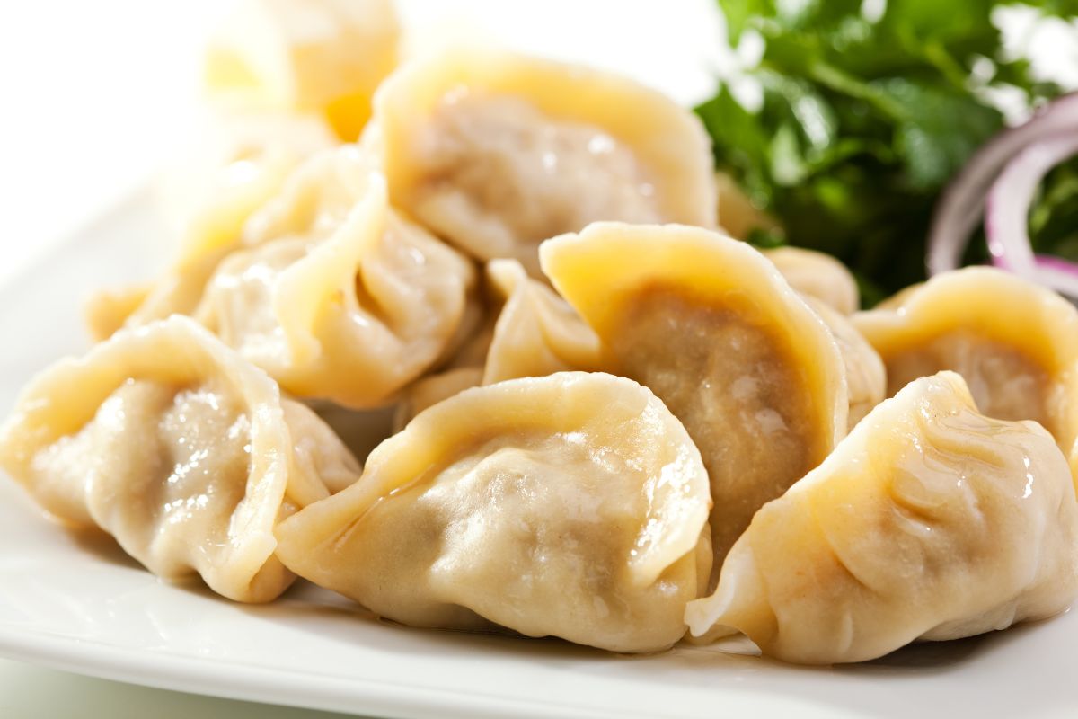 Dumpling yang tersaji di atas piring