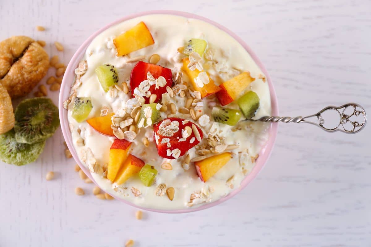 Oatmeal dengan topping buah-buahan