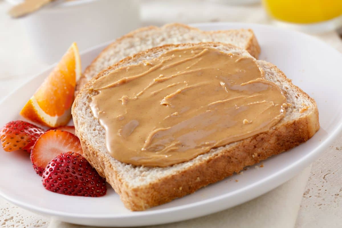 Roti gandung dan selai kacang