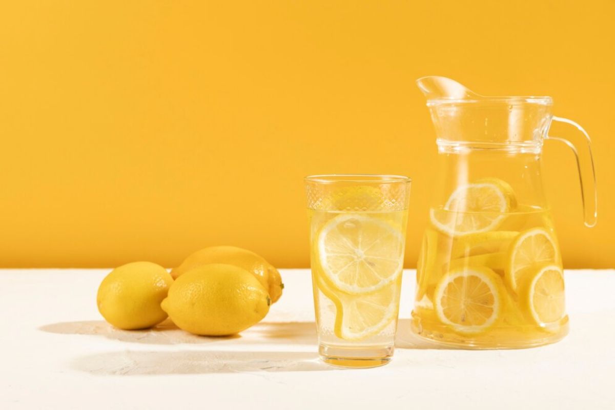 Potongan lemon di dalam air