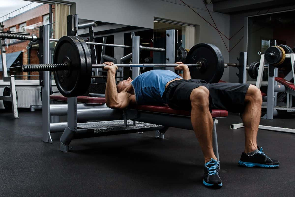 Pria sedang melakukan bench press