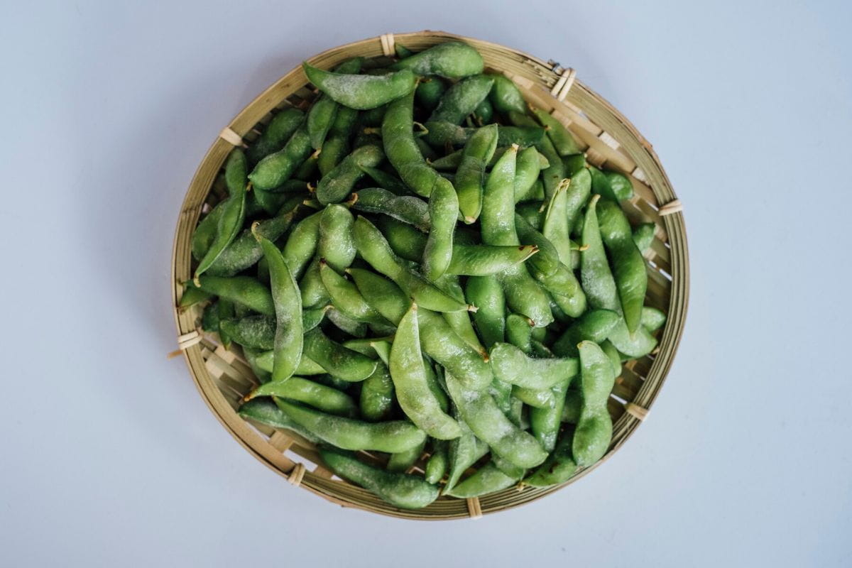 Kacang edamame dalam wadah anyaman