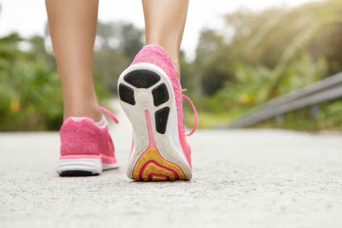 Close up sepatu wanita yang sedang jalan kaki