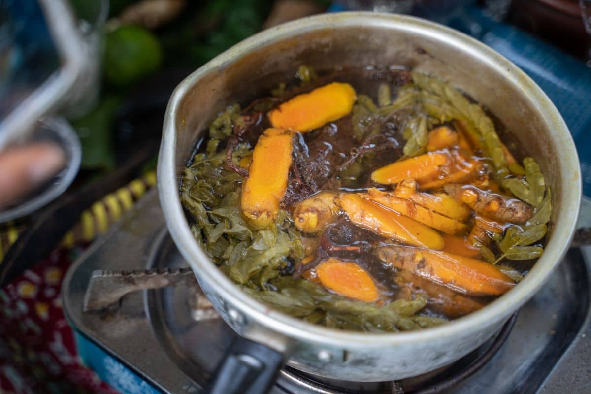 Rebusan kunyit dan asam jawa di panci