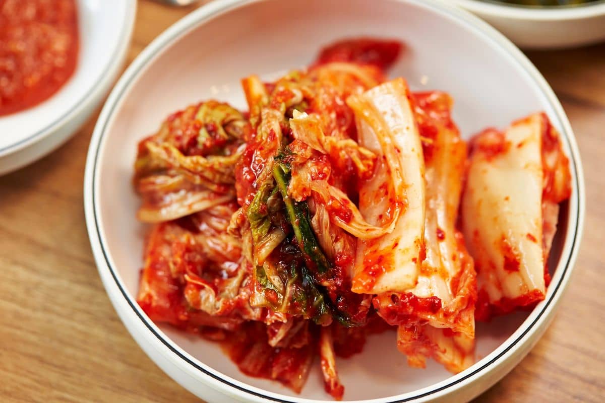 Kimchi di atas piring putih