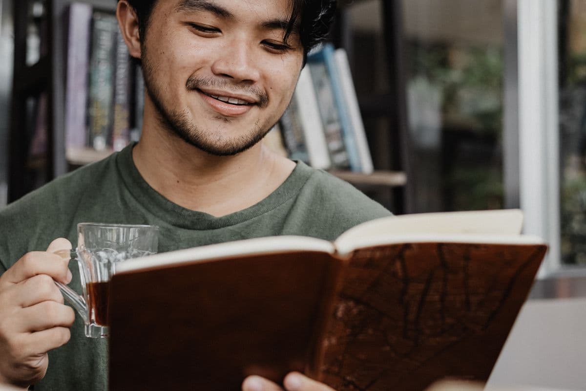 Pria sedang membaca buku