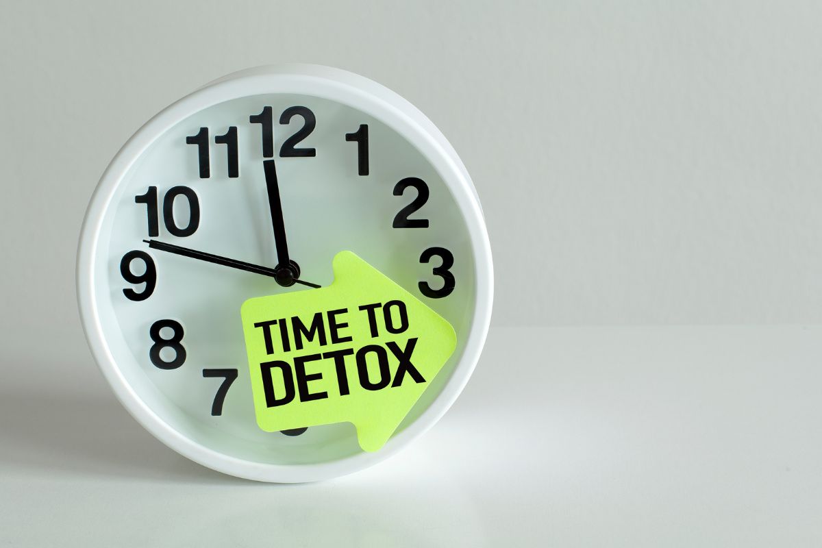 Jam weker analog dengan tulisan "time to detox"