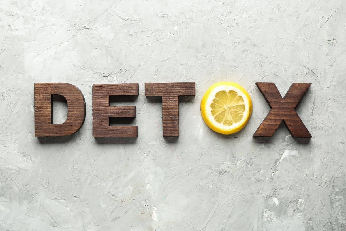 Tulisan detox terbuat dari kayu dan lemon