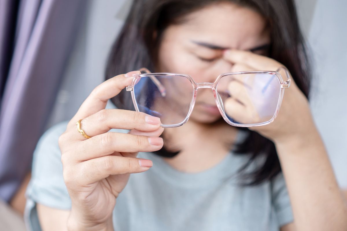 Wanita sedang mengalami mata berkunang-kunang