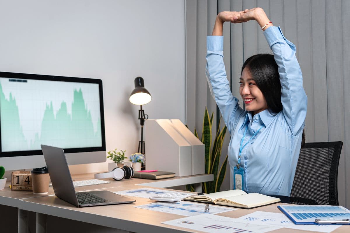 Wanita melakukan peregangan di kantor