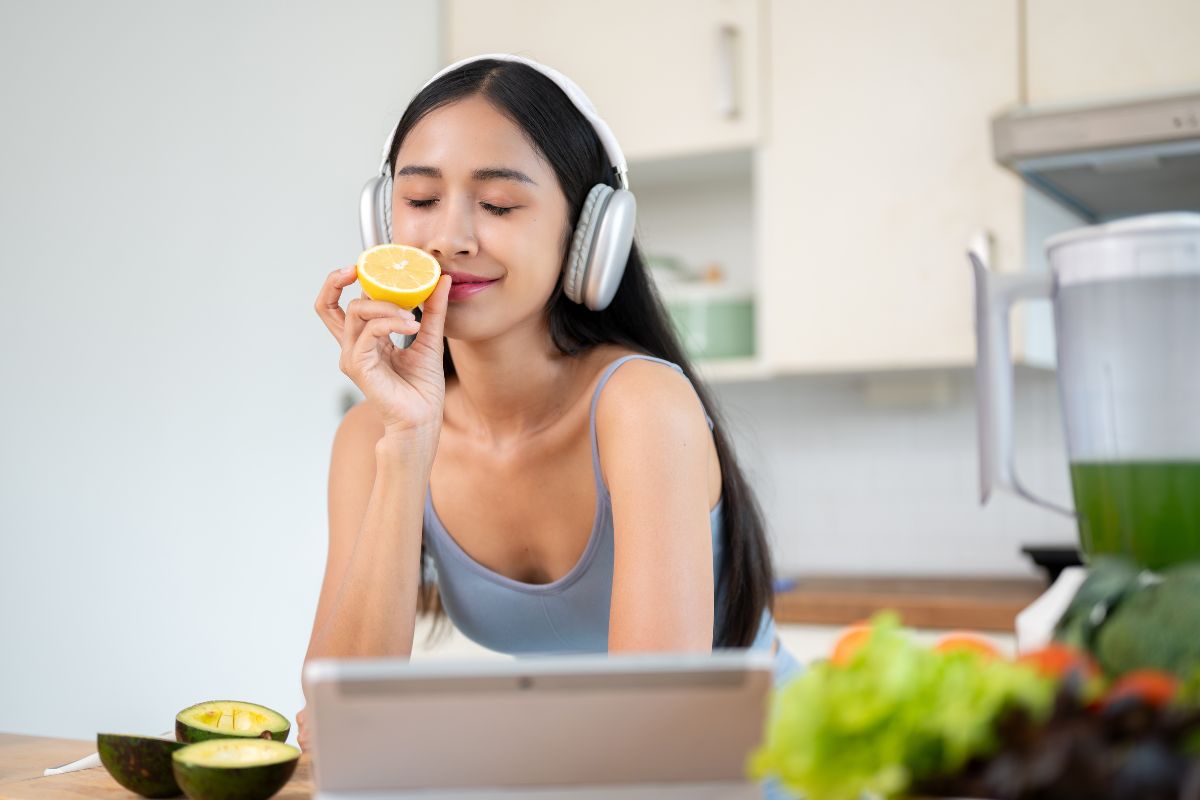 Seorang wanita sedang mencium aroma lemon