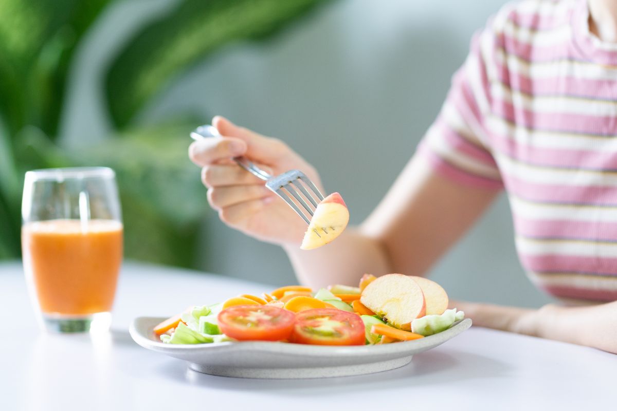 Seorang wanita sedang makan