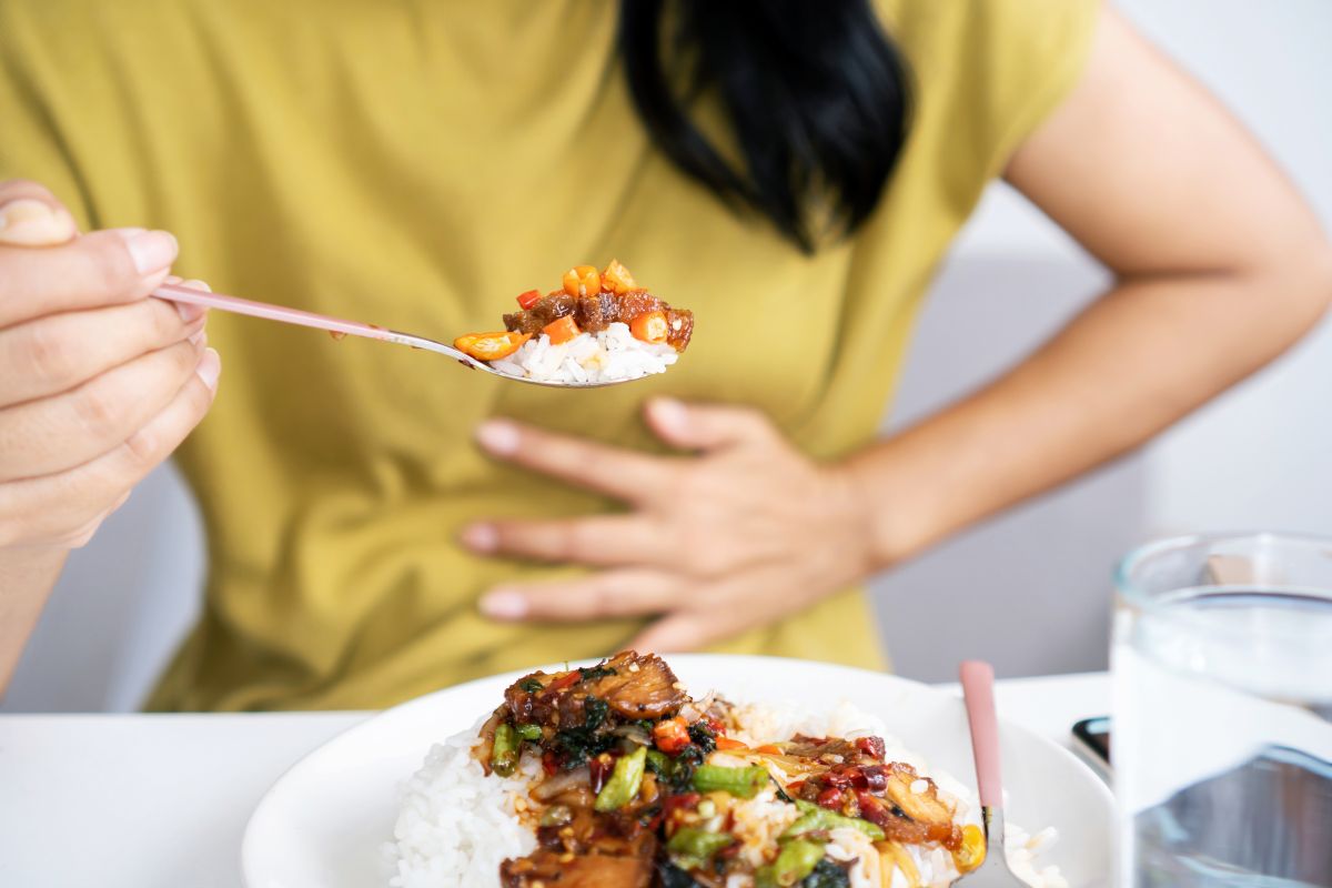 Wanita memakan makanan pedas