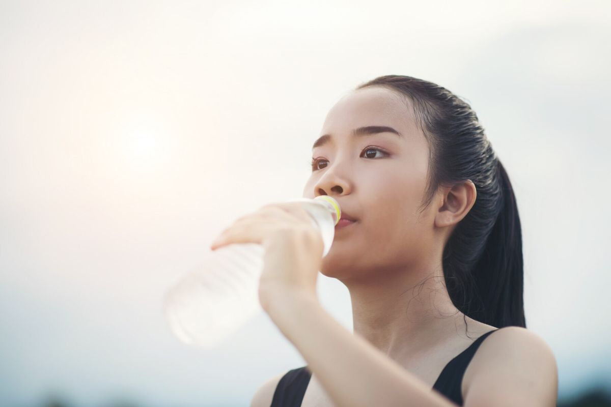 Wanita sedang minum air putih